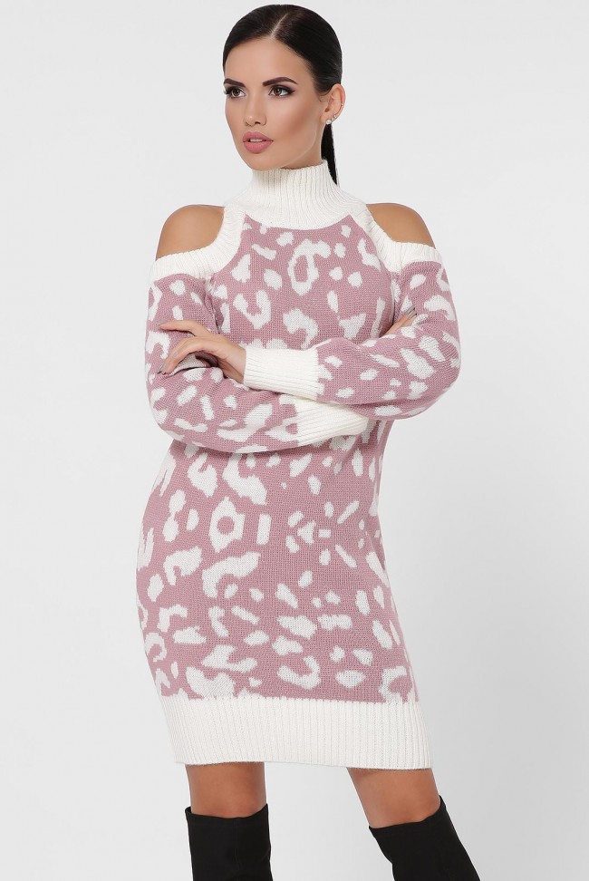 Вязаное пудровое платье с леопардовым принтом и открытыми плечами. VPA0001