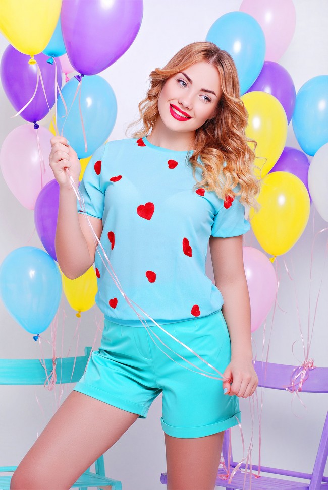 Голубая блузка с вышивкой