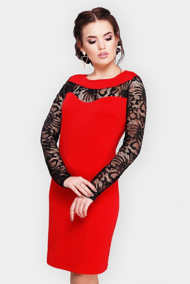 Вечернее платье красного цвете с вставками из гипюра