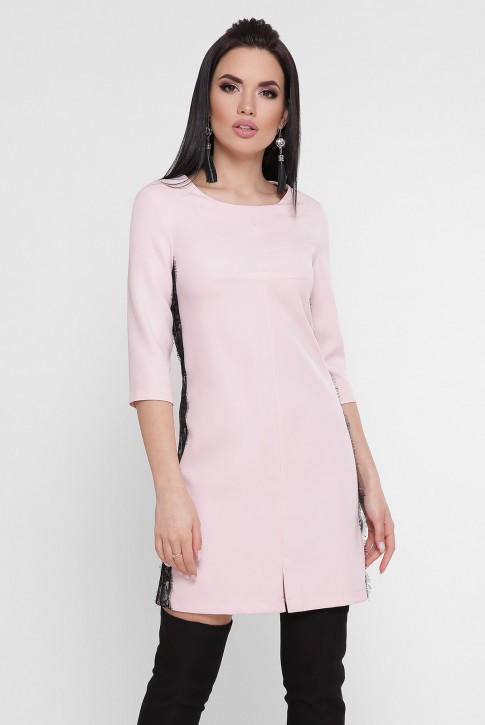 Короткое светло-розовое платье с черным гипюром. PL-1756B
